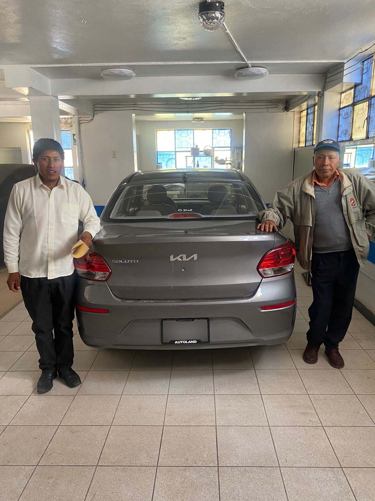 Padre e hijo felices con su nuevo vehículo en Cusco